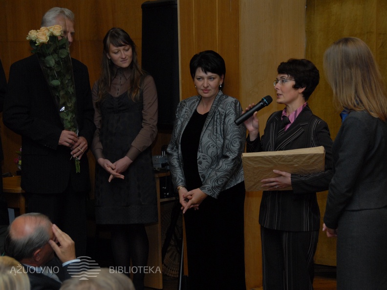 Sveikina Kauno apskrities pedagoginio muziejaus direktorė Ž. Jakaitė