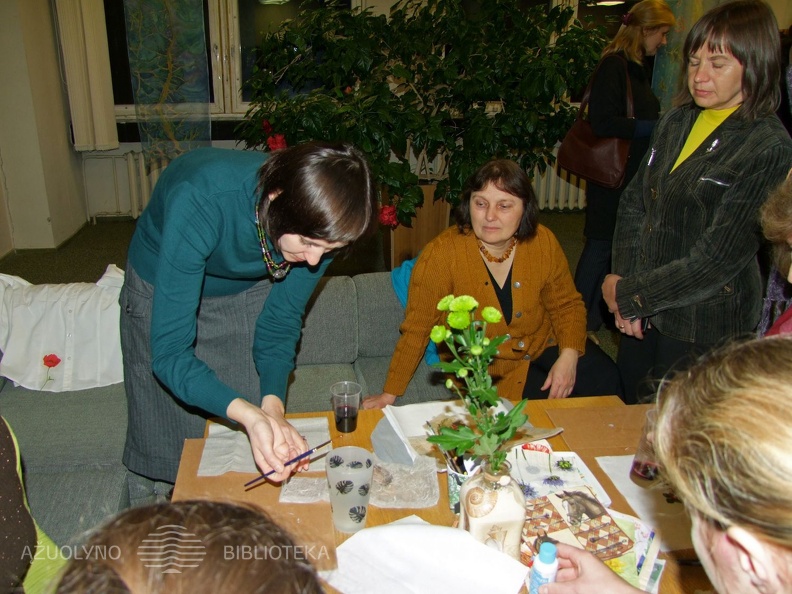 Knygų parodą pristačiusi Rūta Bielevičienė mokė ir dekupažo  ant tekstilės pagrindų