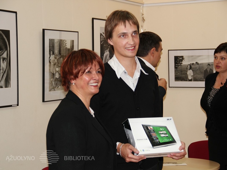 Komisijos pirmininkė TEO LT, AB Kauno regiono centro direktorė Loreta Ivašauskienė su nugalėtoju Linu Urbonavičium