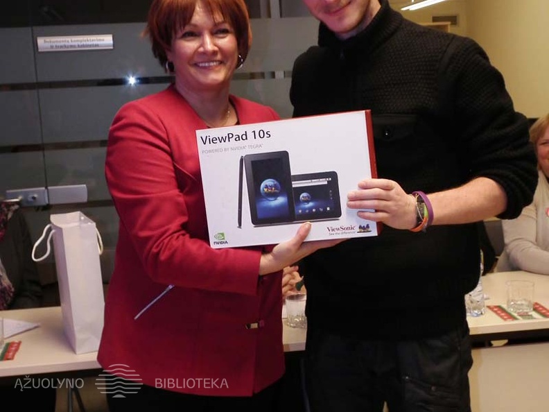 Komisijos pirmininkė Loreta Ivašauskienė su &quot;Pecha Kucha&quot; nugalėtoju Andriumi Nakraševičiumi