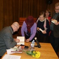 Nusidriekė eilė skaitytojų, laukiančių autografo 