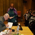 Nusidriekė eilė skaitytojų, laukiančių autografo 
