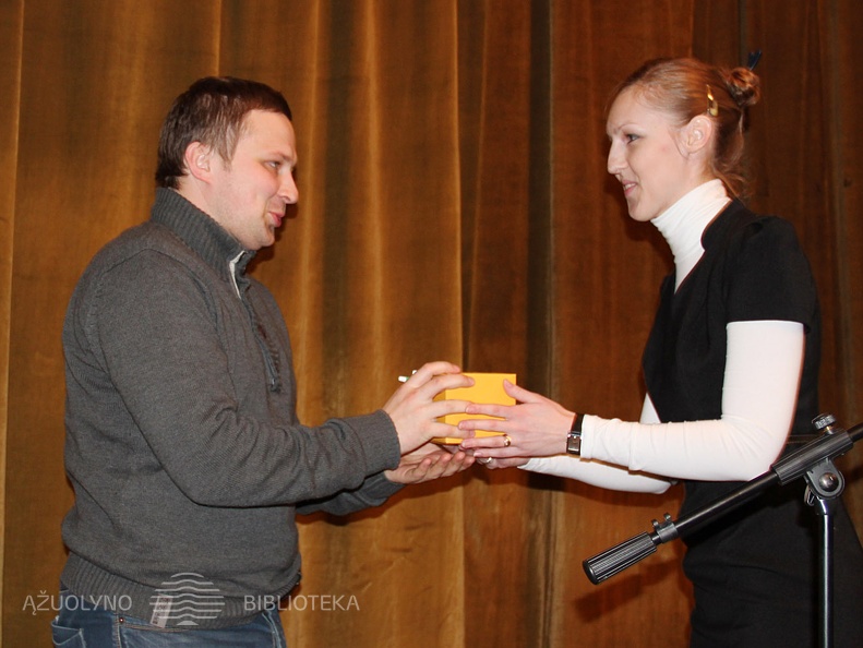 Bibliotekos viešųjų ryšių specialistė Edita Urbonavičienė ir informacinių technologijų skyriaus vedėjas Vilimantas Milevičius