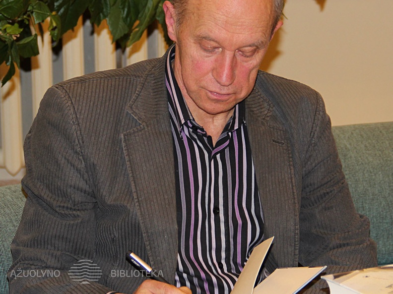 Liudas Gustainis dalija autografus
