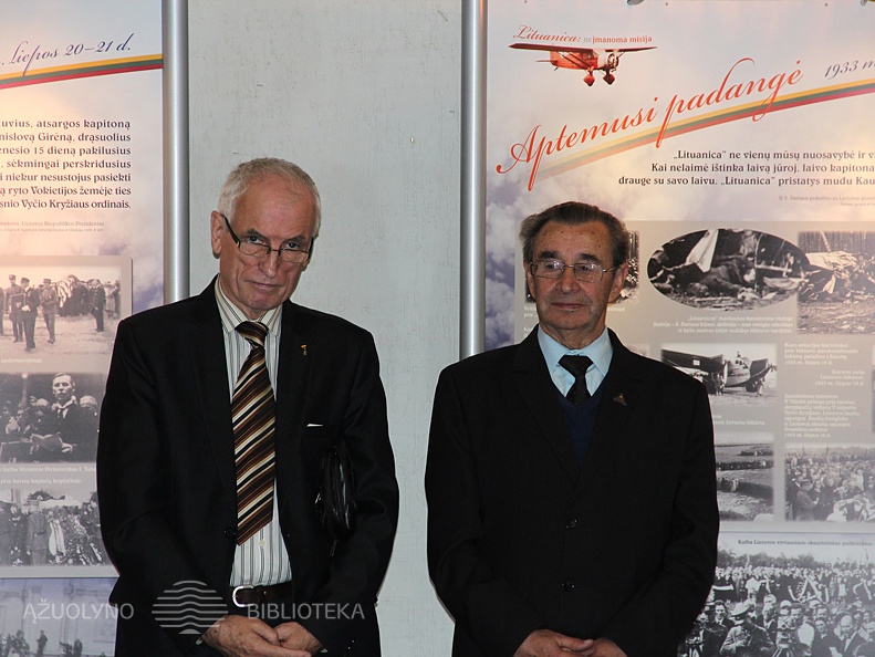 Prof. Stanislovas Sajauskas ir nuotraukų kolekcijos savininkas Andrius Dručkus