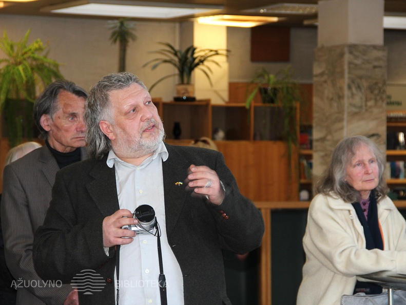 S. Kruopis retai iš rankų paleidžia ne tik teptuką, bet ir fotoaparatą.