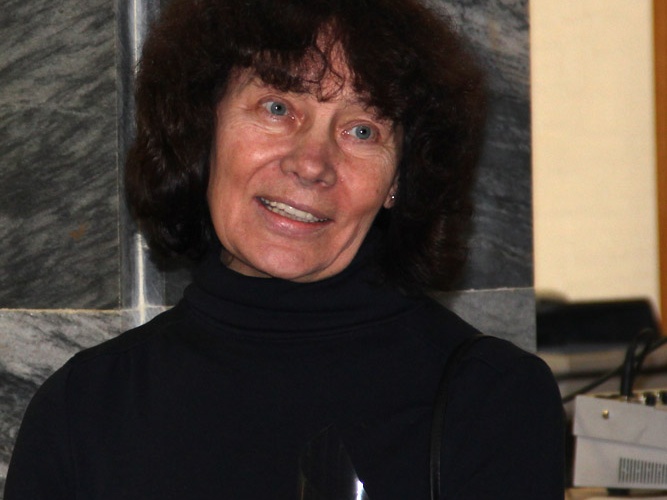 Menininkė mokinusi tapyti ant šilko Marijona Sinkevičienė
