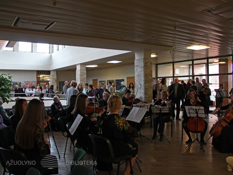 Kauno Juozo Gruodžio konservatorijos styginių orkestras, vadovaujamas Kristinos Domarkienės.