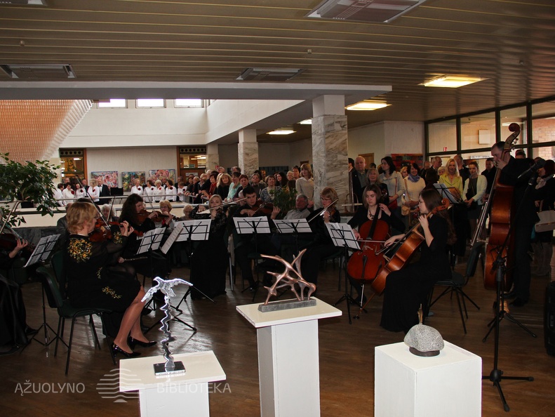 Kauno Juozo Gruodžio konservatorijos styginių orkestras, vadovaujamas Kristinos Domarkienės.