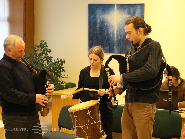 Senoviniais lietuvių liaudies instrumentais dūdmaišiais groja Jonas Misevičius, Veronika Tarasevičiūt, Laimonas Staškūnas.