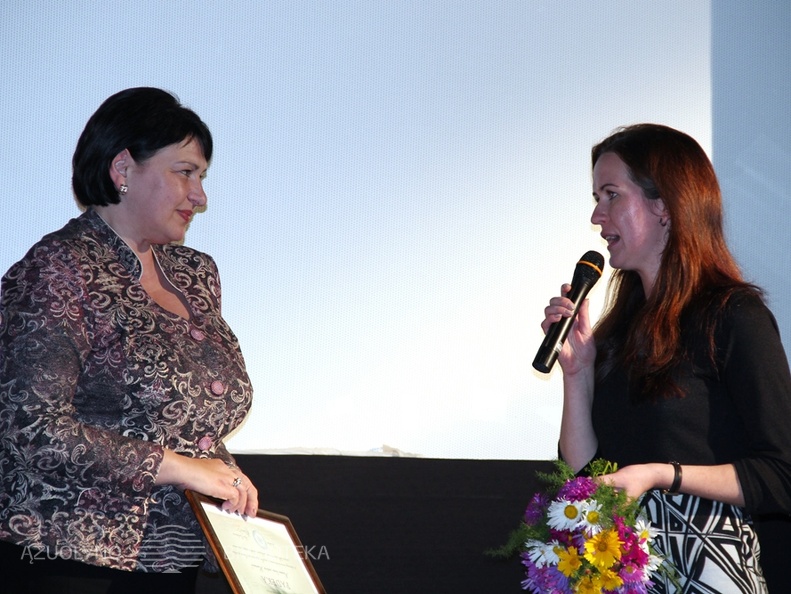 Kino centro „Romuva“ l.e.p. direktorė Monika Inčerytė sveikina KAVB direktorę Astą Naudžiūnienę ir visą bibliotekos bendruomenę.