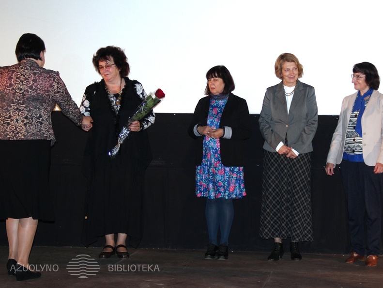 Kauno apskrities viešosios bibliotekos direktorė Asta Naudžiūnienė sveikina bibliotekos darbuotojas.