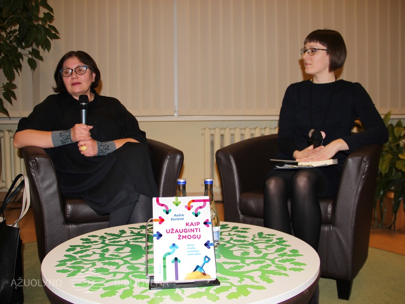 Knygos autorė psichologė Aušra Kurienė ir renginio moderatorė Julija Genienė