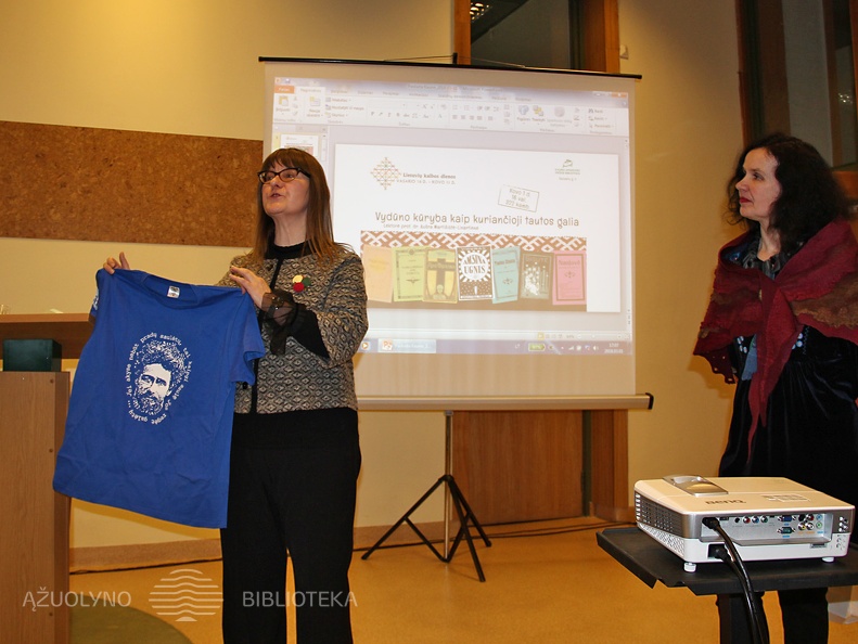 Prof. dr. Aušra Martišiūtė-Linartienė įteikia dovanas